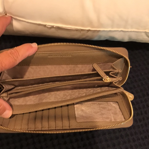 Michael Kors wallets. Large and small. - Picture 5 of 10